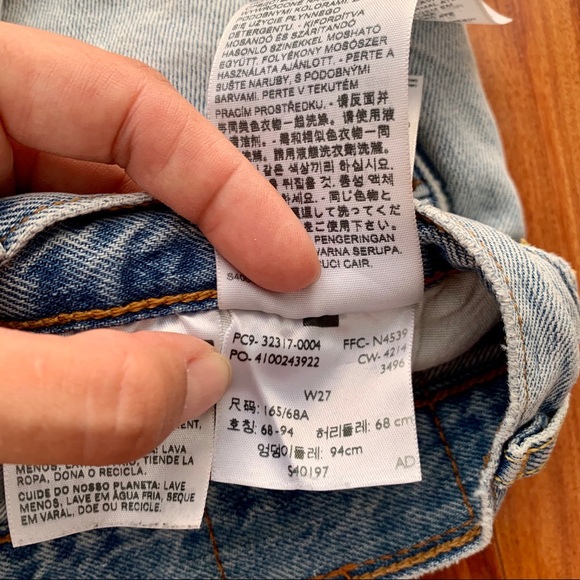 Levi’s 501 jean shorts in light wash - Picture 6 of 6